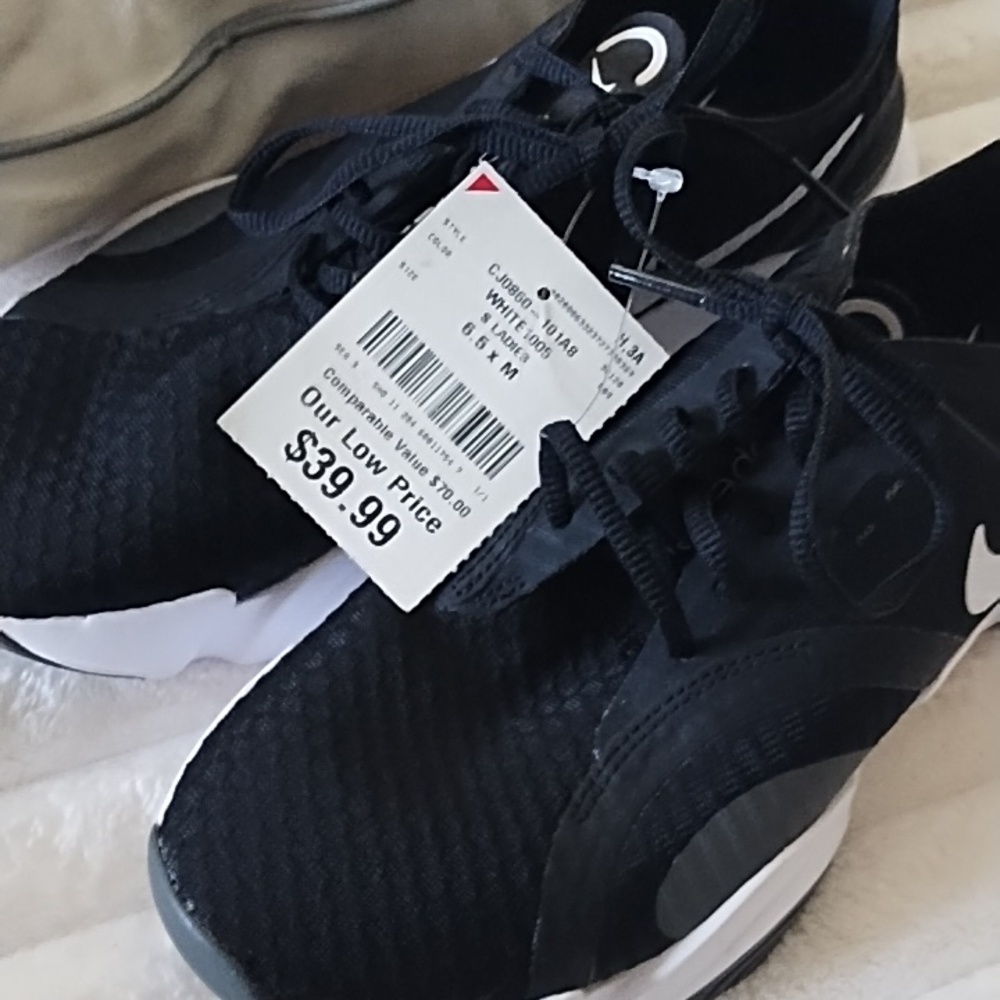 Nike Women's Black and White Athletic Running Shoes - Picture 5 of 5